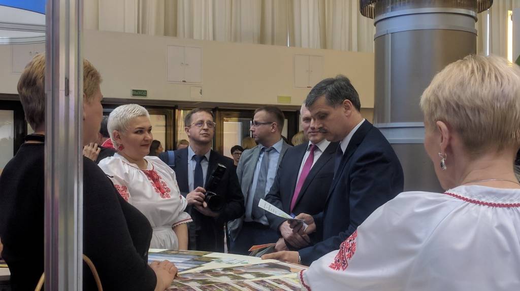 Министр спорта и туризма Сергей Ковальчук и заместитель министра спорта и туризма Михаил Портной у стенда Витебской области