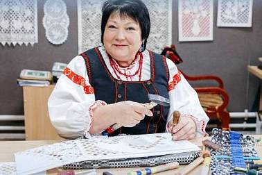 На выставе «Выцінанка: традыцыі ва ўзорах» Наталля Клімко правядзе майстар-клас па вырабу выцінанкі-выбіванкі «Каляровая альтанка»