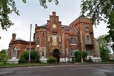 Unusual castle in Rossony, or «a house with a hundred windows»